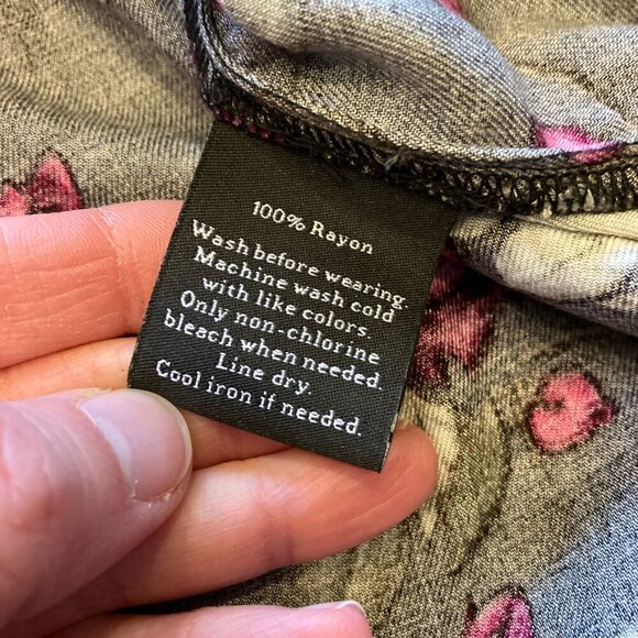 Rock and Republic small dark‎ rose print button down with hi-lo hemline - Picture 4 of 4